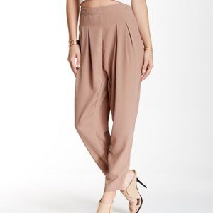 Vertigo Solid Two-Pocket Crop Pants